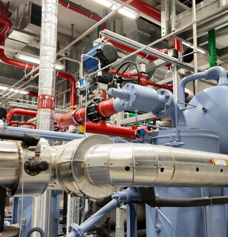 Das Bild zeigt den AHEAD (Advanced Heat Pump Demonstrator) bei Takeda Manufacturing Austria AG in Wien.