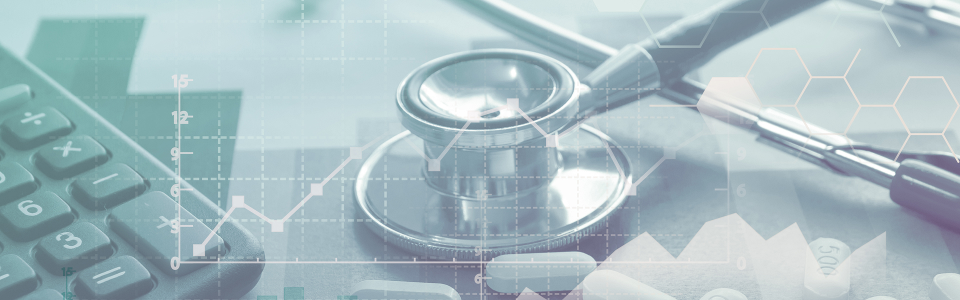 Stetoskop und Tabletten vor einer Computer-Tastatur