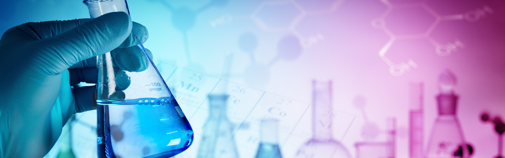 Forschung und Innovation - eine Hand hält ein Becherglas in einem Labor . Im Hintergrund sieht man Formel.