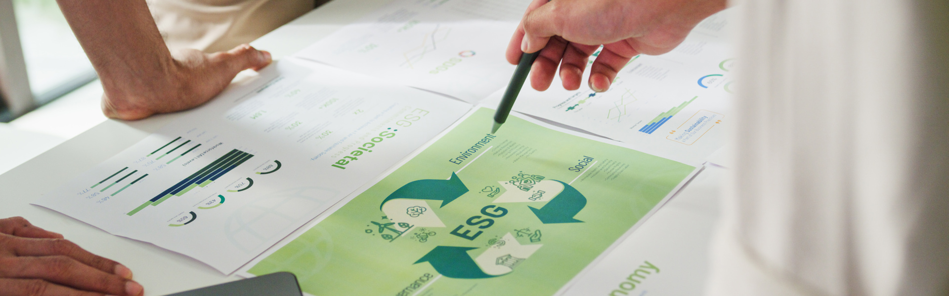 Schreibtisch mit Blätter über ESG, Nachhaltigkeit