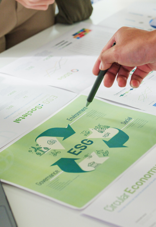 Schreibtisch mit Blätter über ESG, Nachhaltigkeit