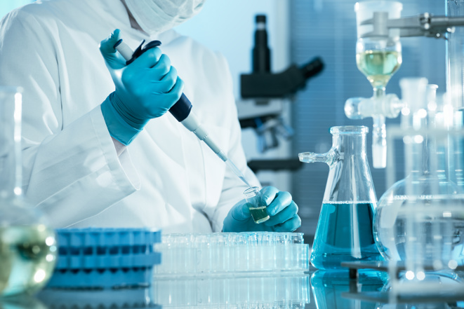 Wissenschaftler, der im Labor arbeitet. Die Utensilien stehen dabei im Vordergrund.