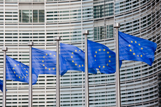 EU Fahnen vor Parlament in Brüssel