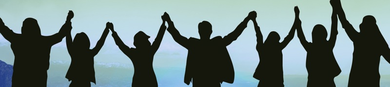 Menschen halten sich an den Händen als Symbol der Zusammenarbeit