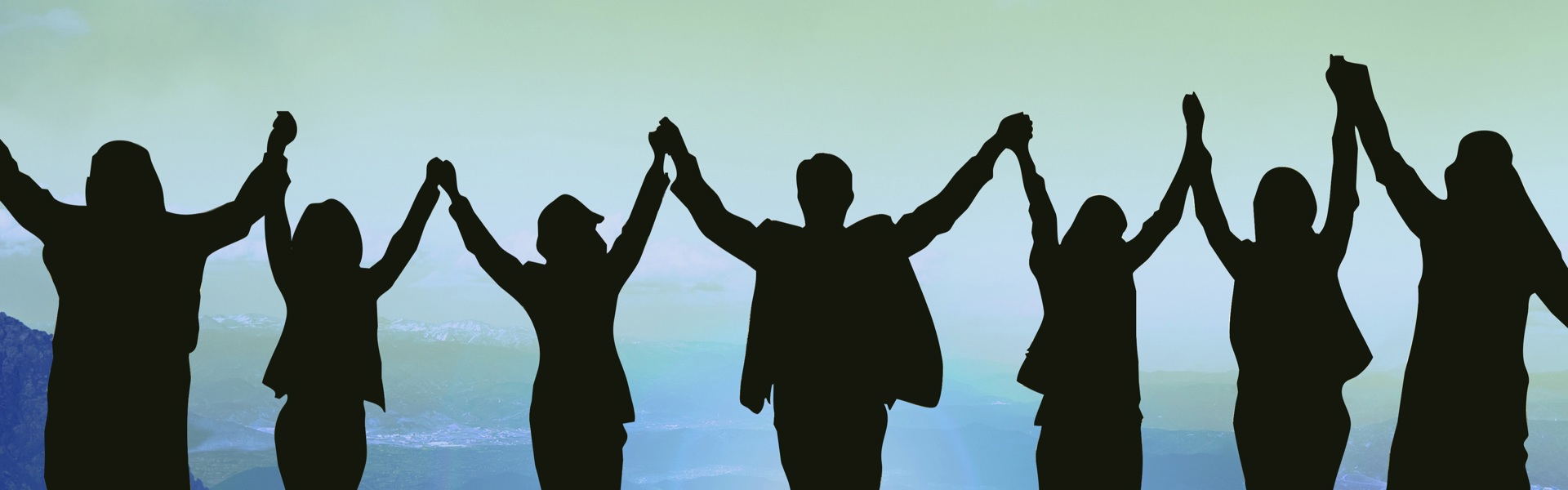 Menschen halten sich an den Händen als Symbol der Zusammenarbeit